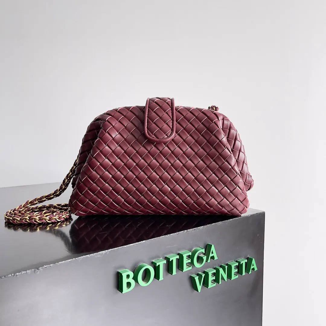 Batch 1880 BOTTEGA VENETA LAUREN 1980 small clutch bag is new! The small size that many people squat on is finally here. The self-adjustable zipper is a highlight of this bag. After being removed, it can be used as a handbag for important occasions. One bag unlocks two carrying methods at the same time. It is practical and has a unique sense of structure and beautiful lines. It is more elegant than a small cloud. It is a tribute to the classics and the pursuit of modernity. Style number: 804038 Size: 27*15*8cm